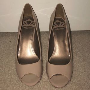 Nude peep toe pumps